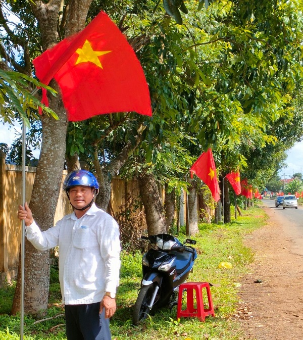CÁN BỘ VÀ NHÂN DÂN XÃ EAKLY TRONG CÔNG TÁC CHỈNH TRANG CẢNH QUAN, MÔI TRƯỜNG, ATTP, ATLĐ, ATGT ĐÓN TẾT NGUYÊN ĐÁN GIÁP THÌN NĂM 2024